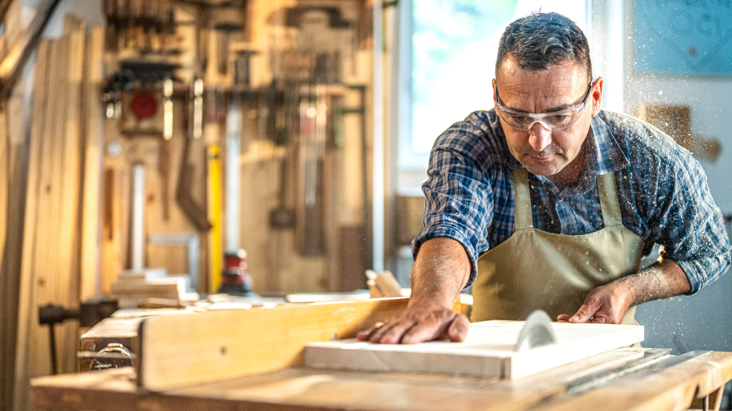 Mature professional worker concentrated on work Gehoorbescherming op maat Oldenzaal Huisman Hoorclinique